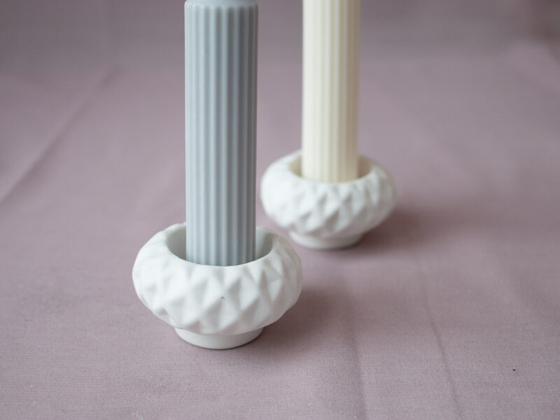 Balts svečturis ar vafeļu rakstu