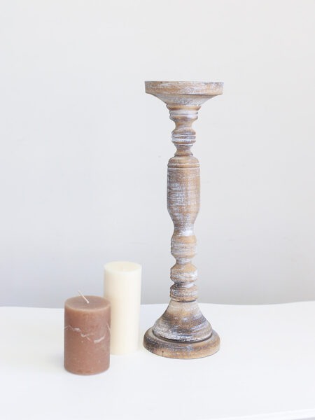 Brūns vecināts koka svečturis