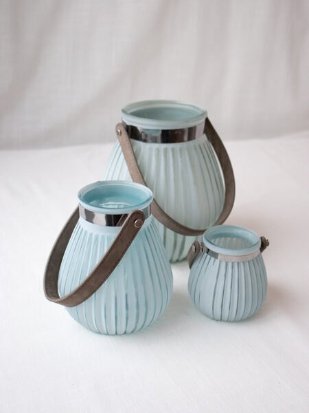 Gaiši zils stikla lukturis ar ādas rokturi