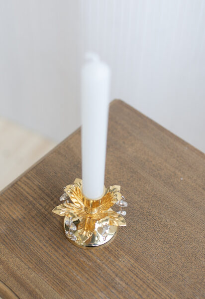 Zelta svečturis zieda formā